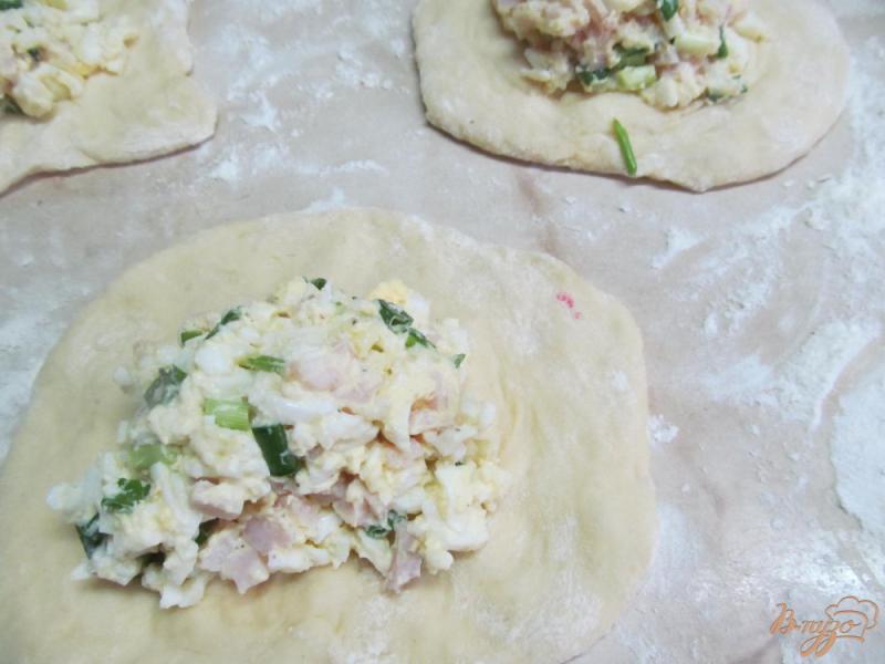Фото приготовление рецепта: Пирожки на картофельном тесте с ветчиной и яйцом шаг №5