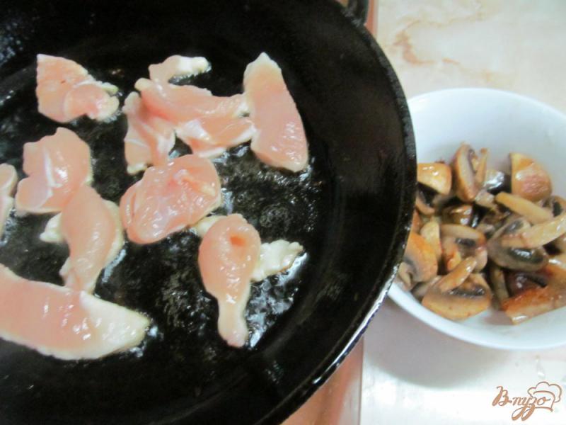 Фото приготовление рецепта: Куриная грудки с грибами и молодым картофелем шаг №2