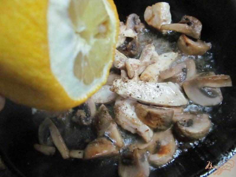 Фото приготовление рецепта: Куриная грудки с грибами и молодым картофелем шаг №4