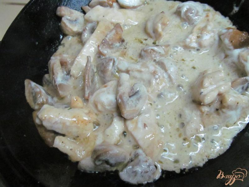 Фото приготовление рецепта: Куриная грудки с грибами и молодым картофелем шаг №5