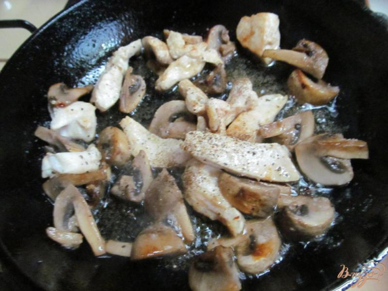 Фото приготовление рецепта: Куриная грудки с грибами и молодым картофелем шаг №3
