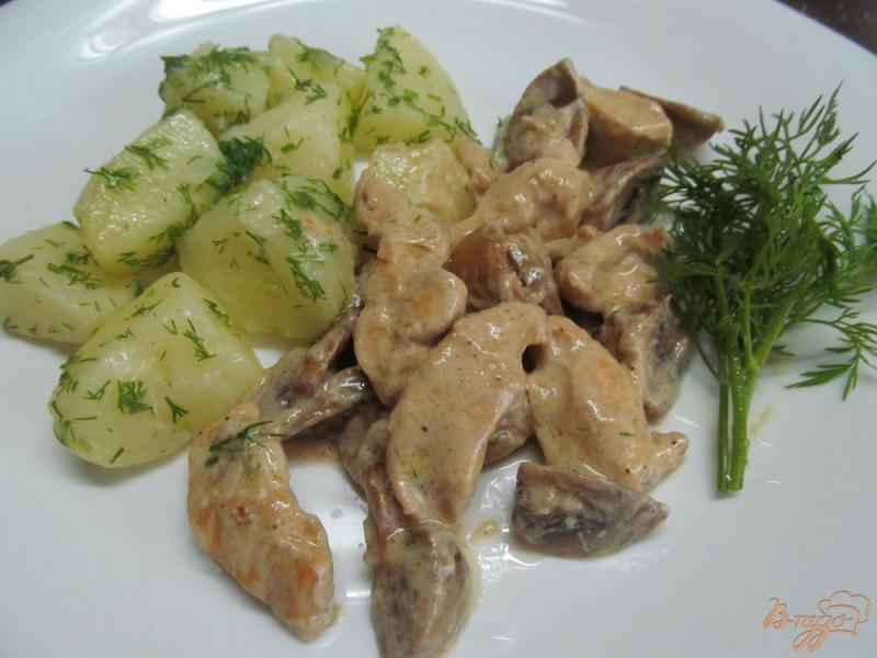 Фото приготовление рецепта: Куриная грудки с грибами и молодым картофелем шаг №7