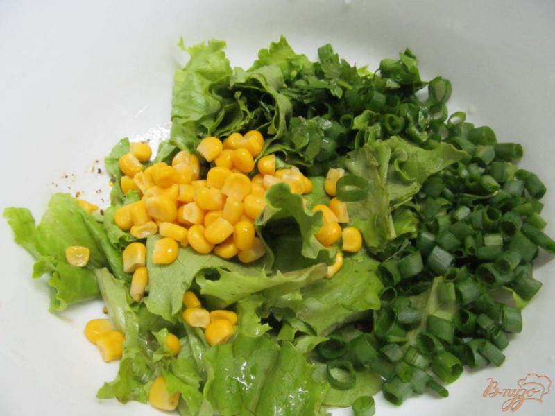 Фото приготовление рецепта: Салат из свежих овощей с жареной рыбой и кукурузой шаг №2
