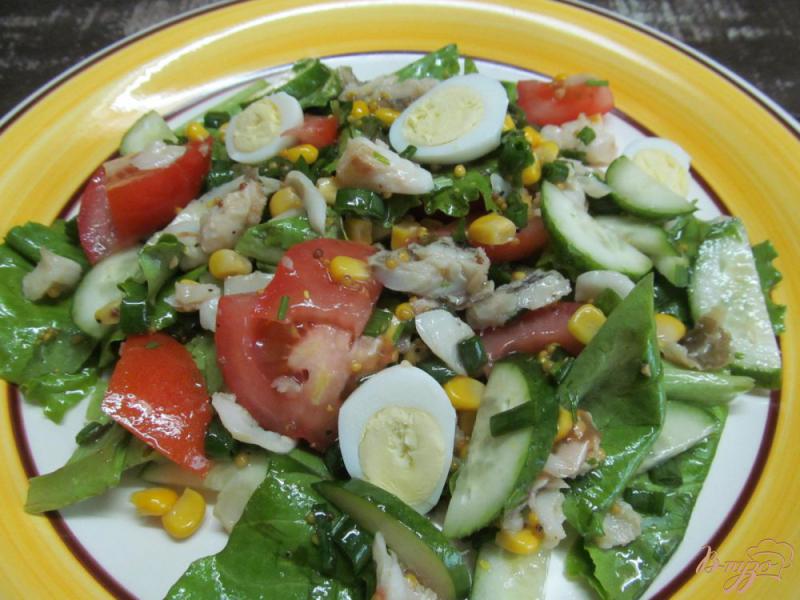Фото приготовление рецепта: Салат из свежих овощей с жареной рыбой и кукурузой шаг №5