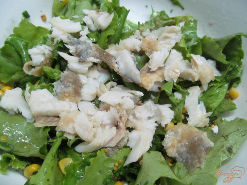Фото приготовление рецепта: Салат из свежих овощей с жареной рыбой и кукурузой шаг №3