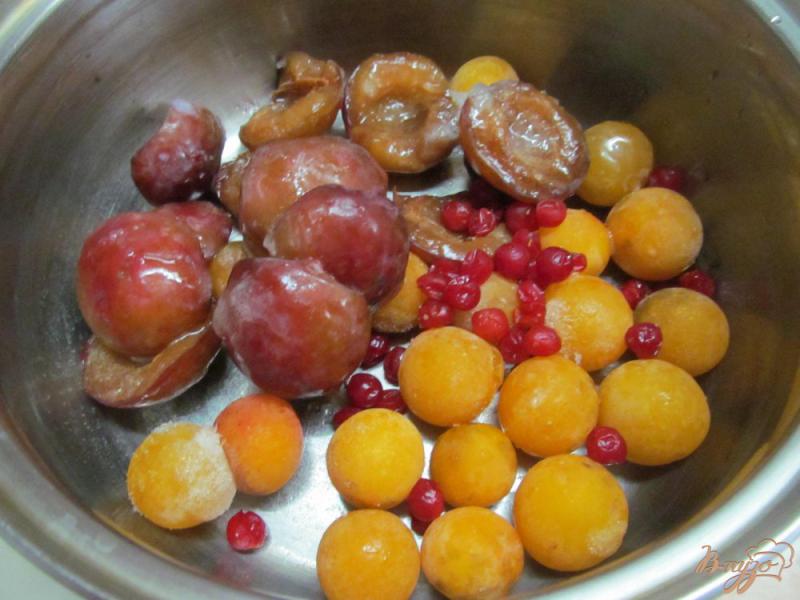 Фото приготовление рецепта: Компот из замороженных ягод с мятой и корицей шаг №3
