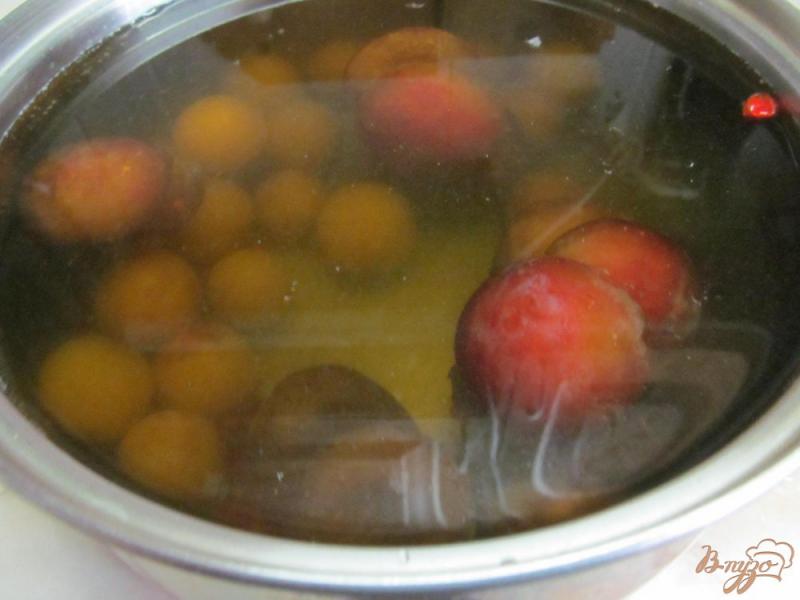 Фото приготовление рецепта: Компот из замороженных ягод с мятой и корицей шаг №4