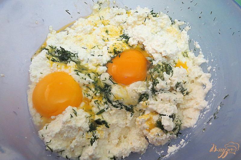 Фото приготовление рецепта: Воздушные солёные сырники в духовке шаг №2