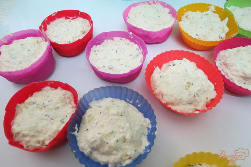 Фото приготовление рецепта: Воздушные солёные сырники в духовке шаг №3