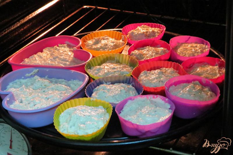 Фото приготовление рецепта: Воздушные солёные сырники в духовке шаг №4