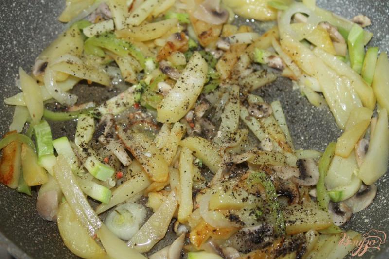 Фото приготовление рецепта: Картофель с грибами и помидорами под сыром шаг №5