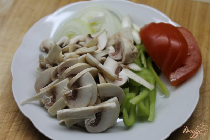 Фото приготовление рецепта: Картофель с грибами и помидорами под сыром шаг №2