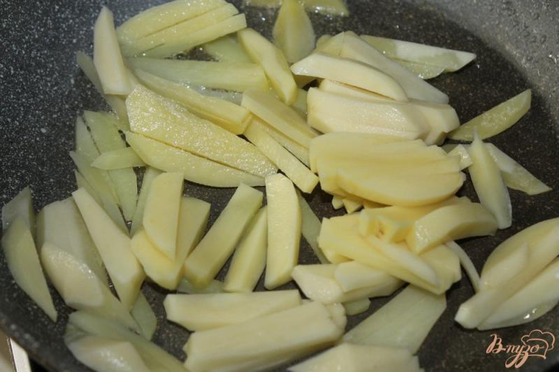 Фото приготовление рецепта: Картофель с грибами и помидорами под сыром шаг №3