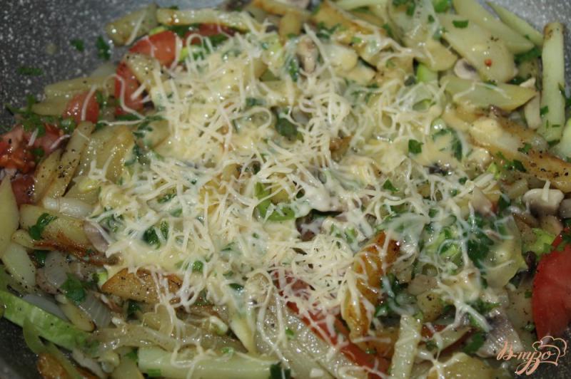 Фото приготовление рецепта: Картофель с грибами и помидорами под сыром шаг №7