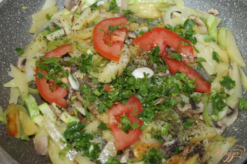 Фото приготовление рецепта: Картофель с грибами и помидорами под сыром шаг №6
