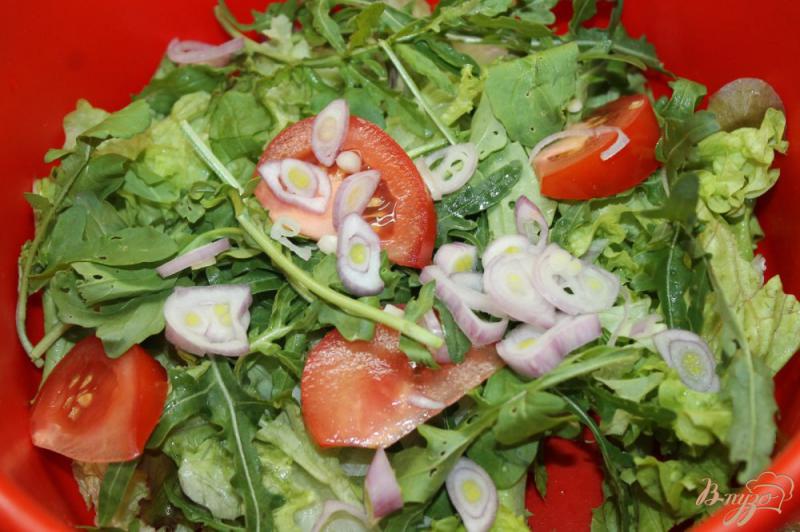 Фото приготовление рецепта: Салат «микс» с утиной грудкой, фетой и маслинами шаг №2