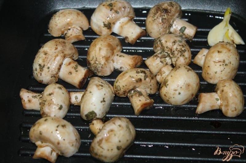 Фото приготовление рецепта: Куриный салат с яйцом пашот и грибами шаг №3