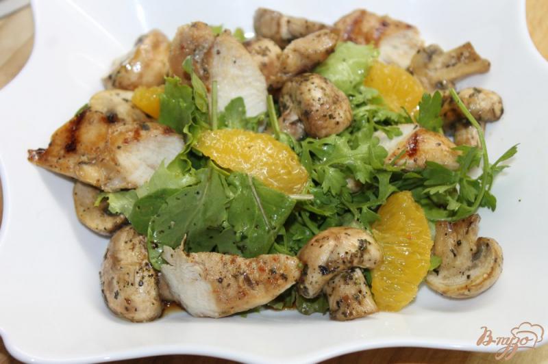 Фото приготовление рецепта: Куриный салат с яйцом пашот и грибами шаг №8