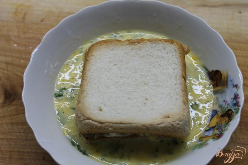 Фото приготовление рецепта: Тост на завтрак с яйцом, сыром и колбасой шаг №4