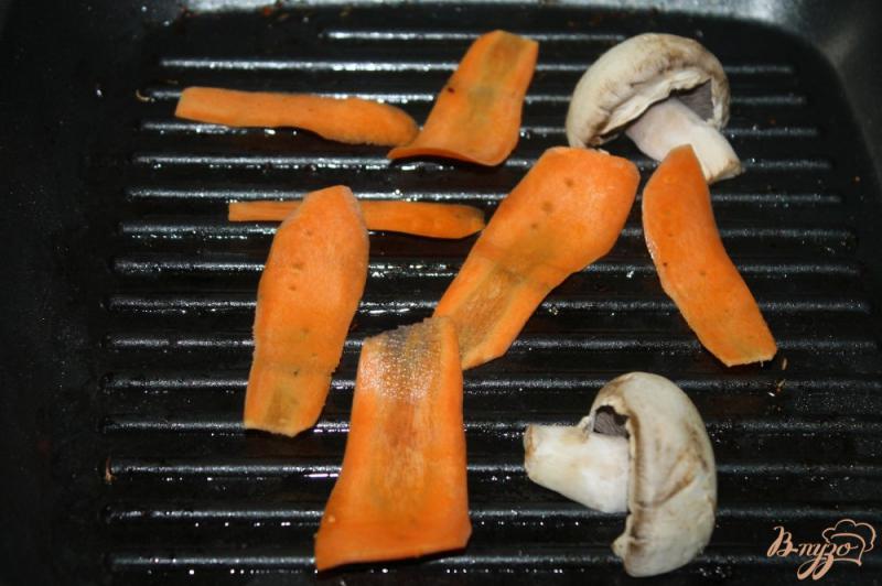 Фото приготовление рецепта: Салат с морковью, грибами и кабачками шаг №3