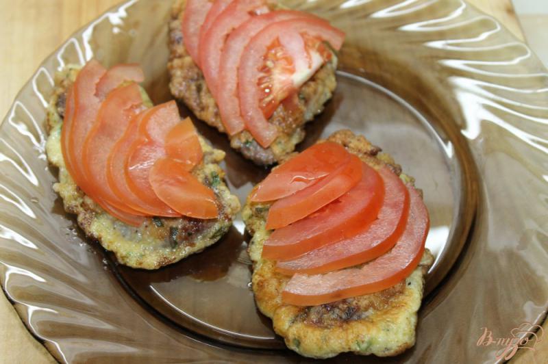 Фото приготовление рецепта: Отбивная из утиного мяса с помидорами и фетой шаг №5