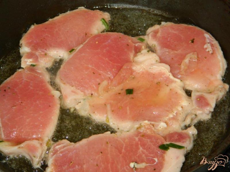 Фото приготовление рецепта: Свинина в луково-мятном маринаде шаг №6