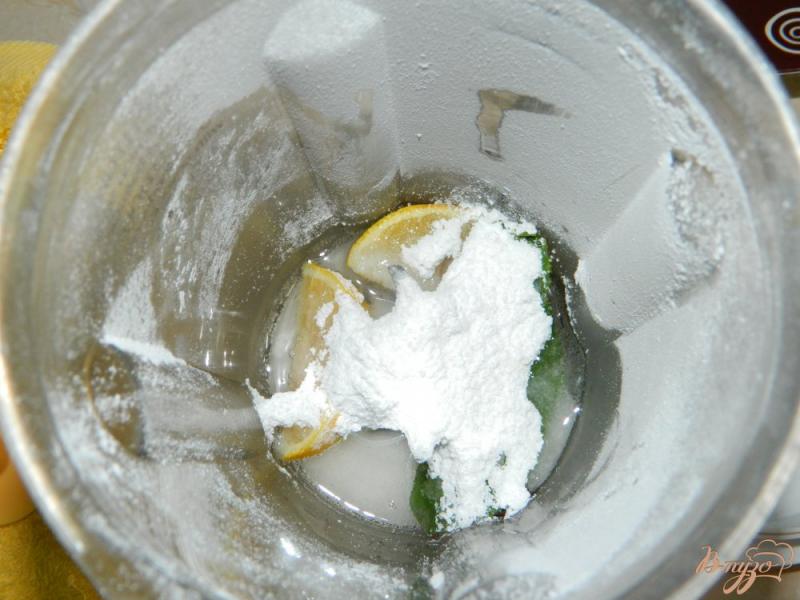 Фото приготовление рецепта: Коктейль с мятой и лимоном шаг №3