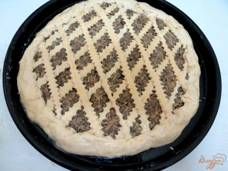 Фото приготовление рецепта: Дрожжевой пирог с шампиньонами шаг №14