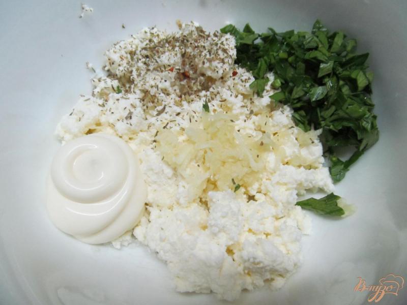 Фото приготовление рецепта: Рулетики из кабачка с овощным салатом шаг №3