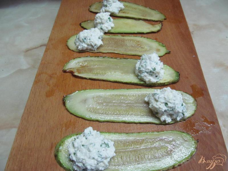 Фото приготовление рецепта: Рулетики из кабачка с овощным салатом шаг №4