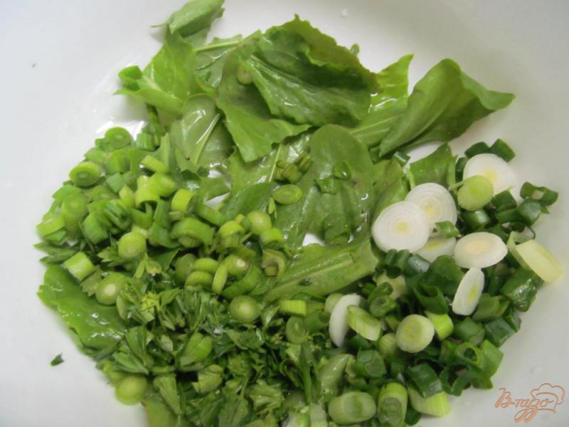 Фото приготовление рецепта: Рулетики из кабачка с овощным салатом шаг №5