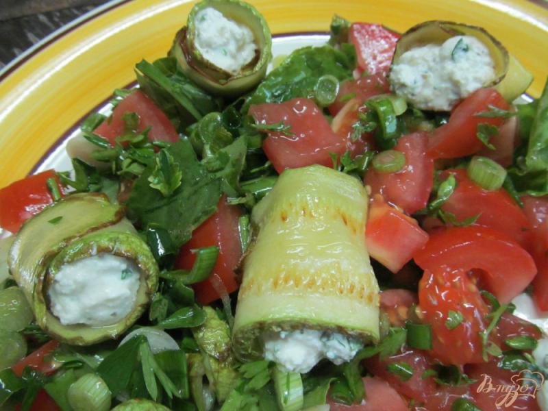 Фото приготовление рецепта: Рулетики из кабачка с овощным салатом шаг №7