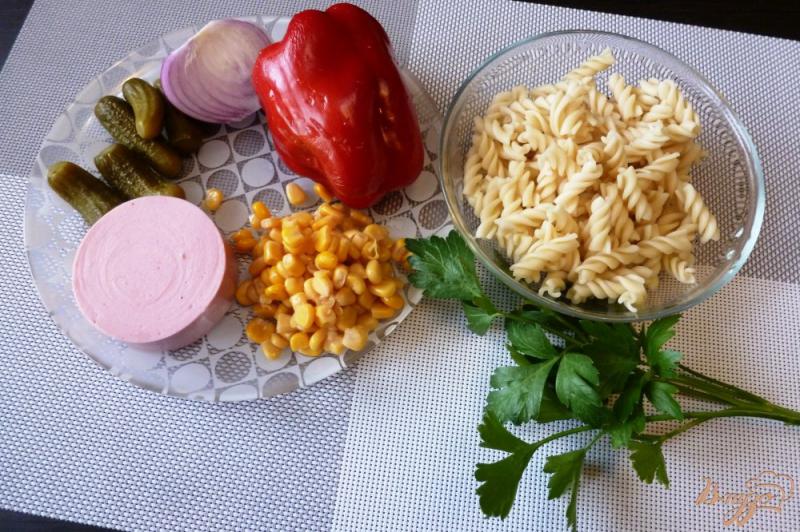 Фото приготовление рецепта: Салат «Дачный» с колбасой и макаронами шаг №1