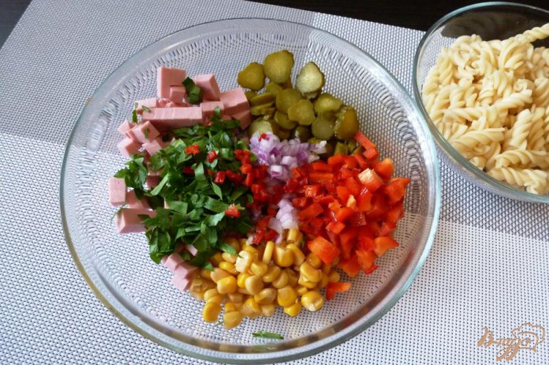 Фото приготовление рецепта: Салат «Дачный» с колбасой и макаронами шаг №2