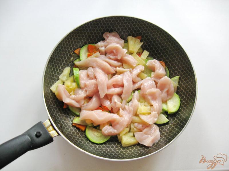 Фото приготовление рецепта: Рагу из куриного филе с ананасами и овощами шаг №4