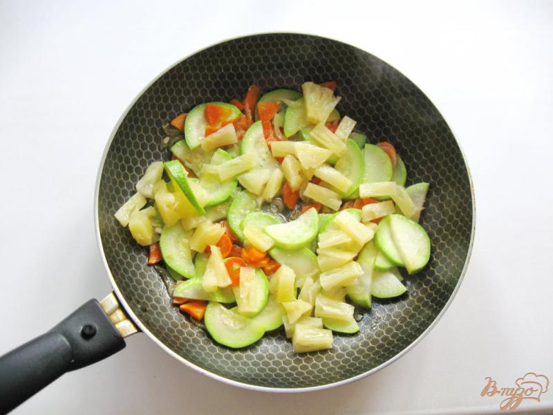 Фото приготовление рецепта: Рагу из куриного филе с ананасами и овощами шаг №3