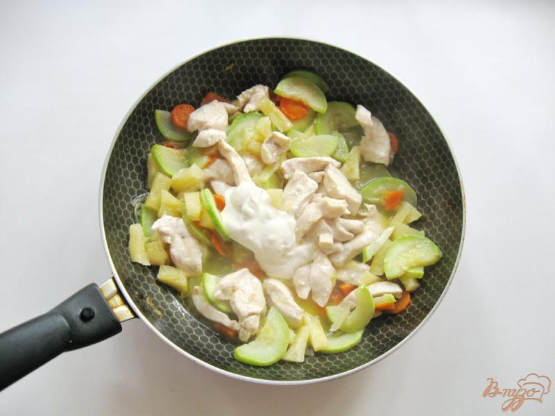 Фото приготовление рецепта: Рагу из куриного филе с ананасами и овощами шаг №5