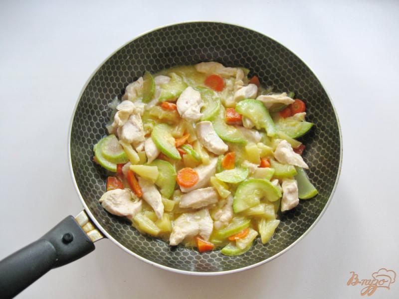 Фото приготовление рецепта: Рагу из куриного филе с ананасами и овощами шаг №6