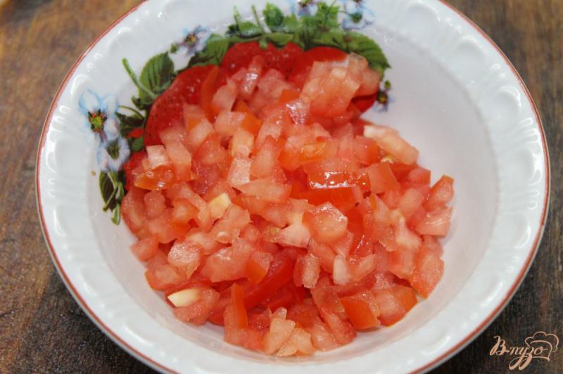 Фото приготовление рецепта: Гренки с помидорами и жареной семгой шаг №4
