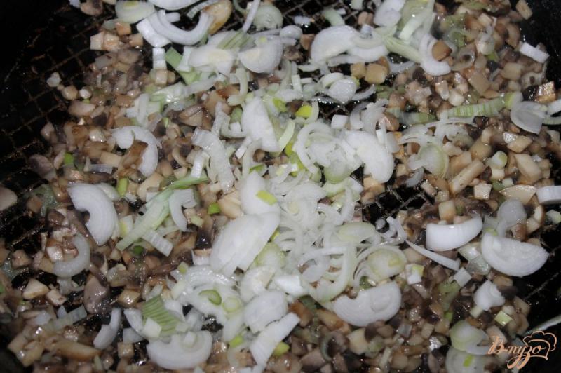 Фото приготовление рецепта: Кабачки с начинкой из грибов и зелени шаг №2