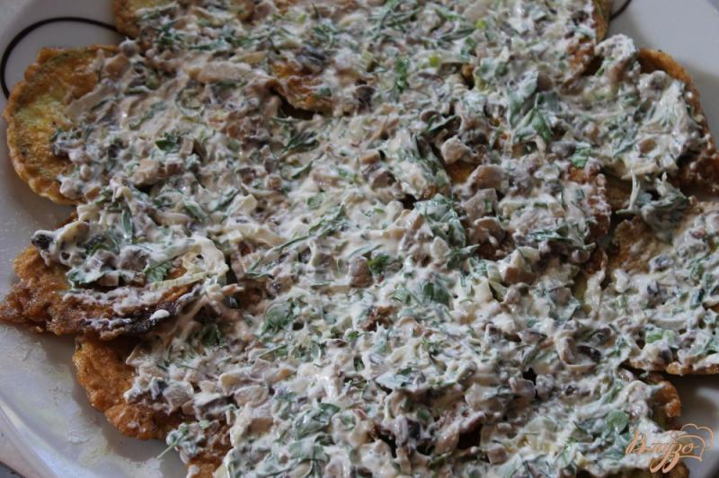 Фото приготовление рецепта: Кабачки с начинкой из грибов и зелени шаг №8