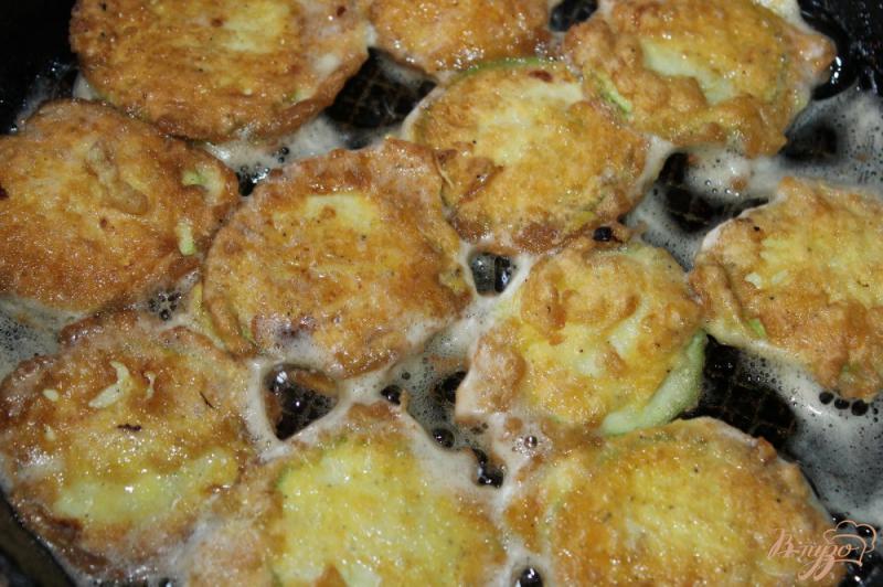 Фото приготовление рецепта: Кабачки с начинкой из грибов и зелени шаг №6