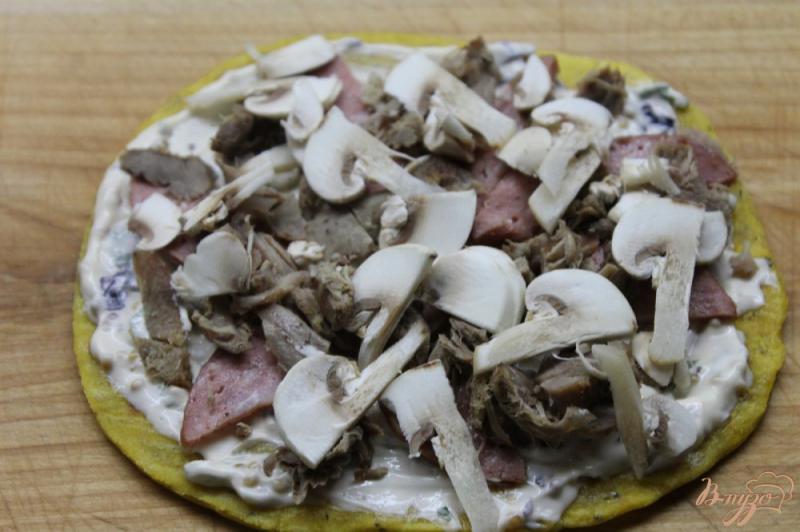 Фото приготовление рецепта: Лепешка с мясной начинкой и овощами на завтрак шаг №5