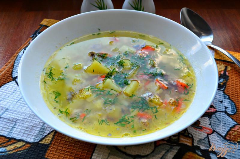 Фото приготовление рецепта: Суп с рыбными консервами и рисом шаг №8