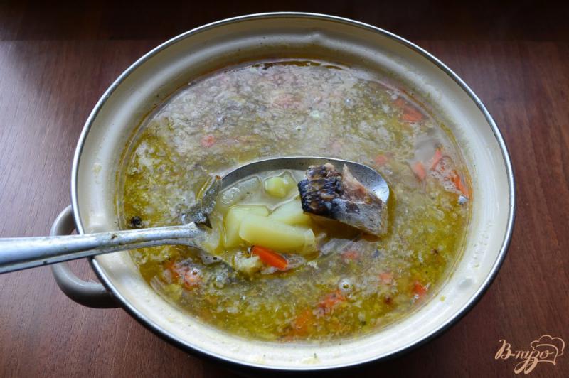 Фото приготовление рецепта: Суп с рыбными консервами и рисом шаг №7