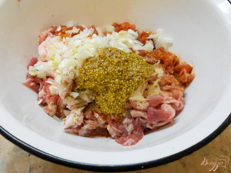 Фото приготовление рецепта: Домашняя колбаса с французской горчицей и луком шаг №2