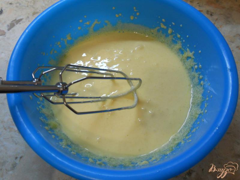 Фото приготовление рецепта: Бисквитные оладьи с черникой шаг №2