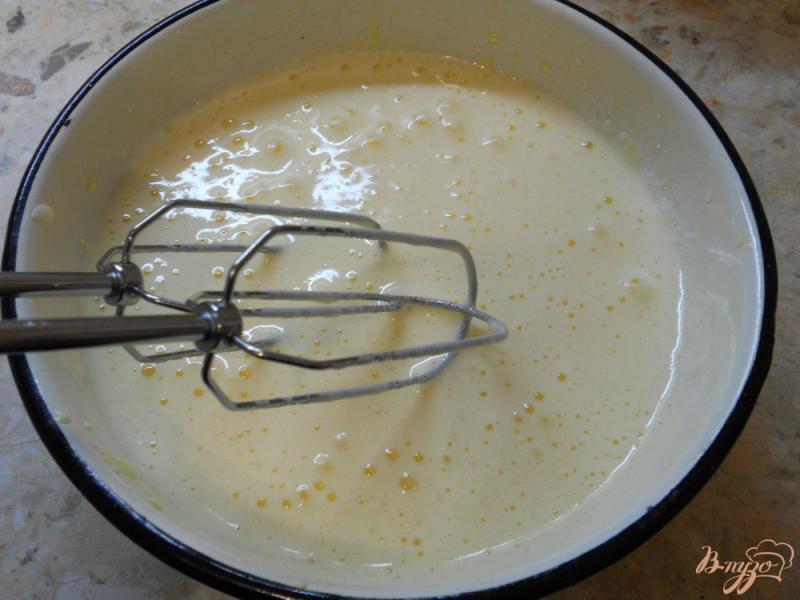 Фото приготовление рецепта: Бисквитные оладьи с черникой шаг №3