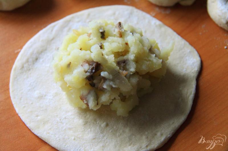 Фото приготовление рецепта: Лепешки из пельменного теста с грибами и картофелем шаг №4