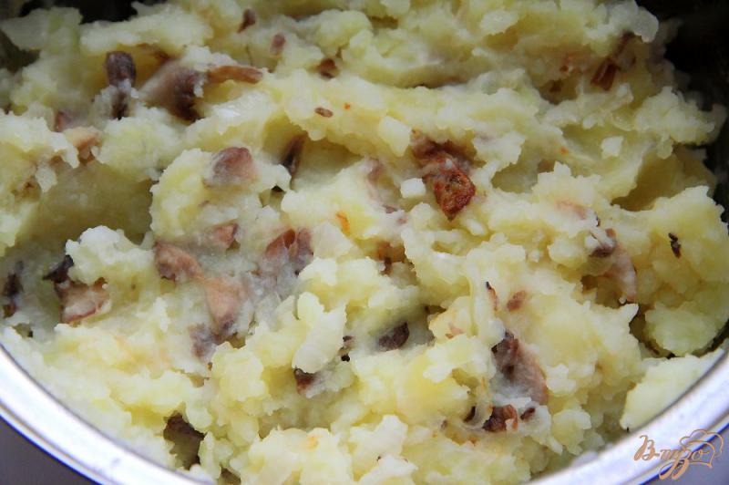 Фото приготовление рецепта: Лепешки из пельменного теста с грибами и картофелем шаг №2